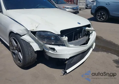 2010 Mercedes-Benz C 300 Luxury/Sport z USA, uszkodzony, nr VIN WDDGF5EB5AR109724